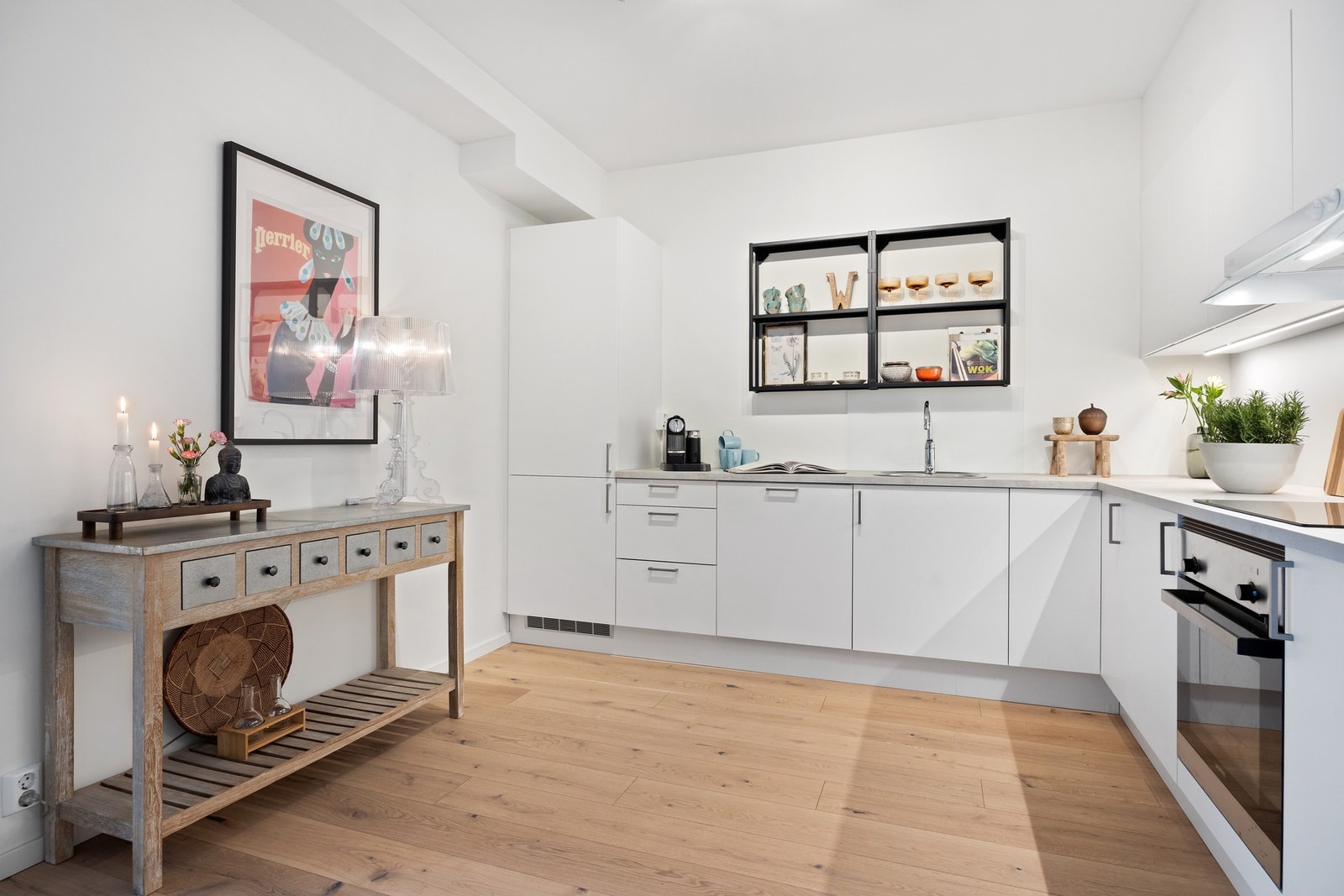 Stue/kjøkken i dels åpen løsning (i vinkel) med naturlig plass for spisestue i tilknytning til kjøkkenet Galleribilde