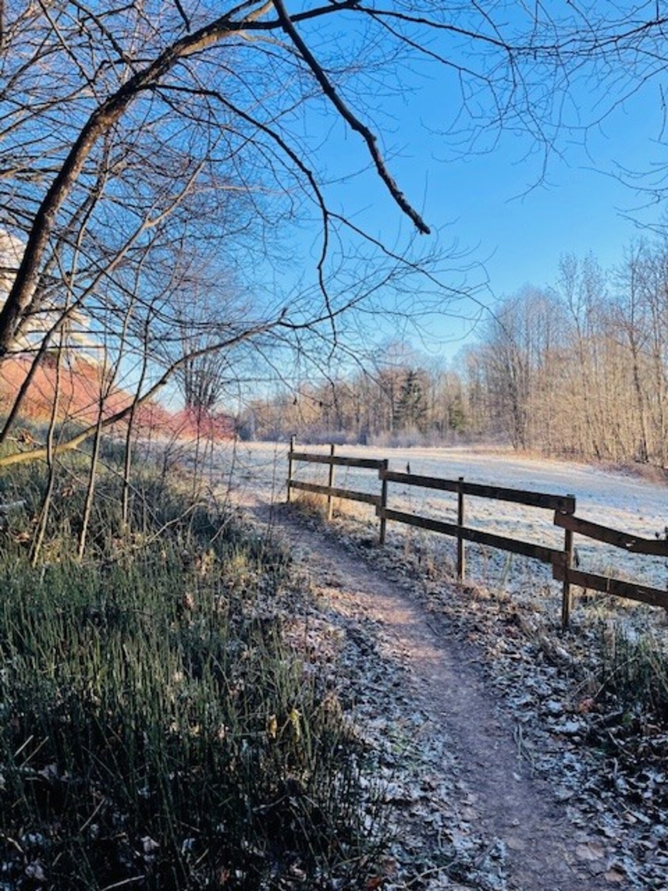 Herlige turmuligheter i nærområdet, både sommer og vinter. Fra Neselva Hageby er det kun en kort spasertur bort til jordene på naboeiendommen eller til Kjærlighetsstien som du kan følge videre opp til øvre Billingstad og inn i Vestmarka Galleribilde