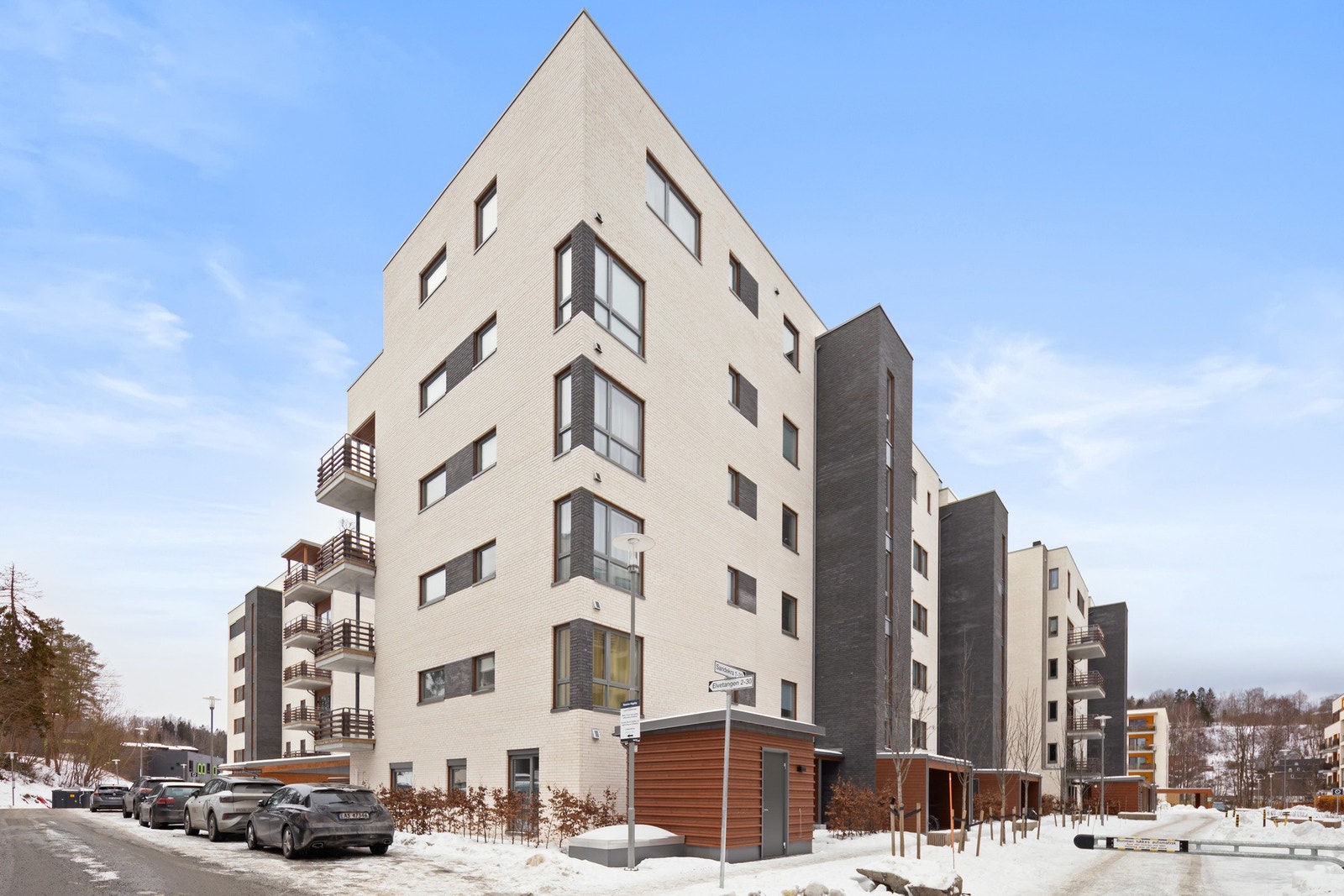 Gressplen og uteområdene i sameiet klippes og stelles av gartner og fellesområder måkes vinterstid, inkludert i felleskostnadene. I tillegg er bl.a. ukentlig renhold av inngangsparti, trapper og bodarealer i kjeller m.m. inkludert i felleskostnadene. Galleribilde