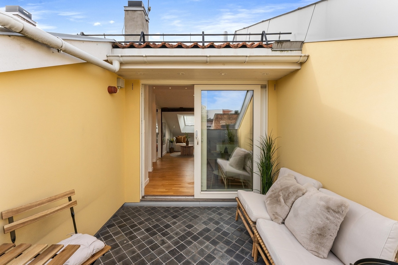 Med 8 m² til rådighet er det god plass til en hyggelig loungegruppe. Galleribilde