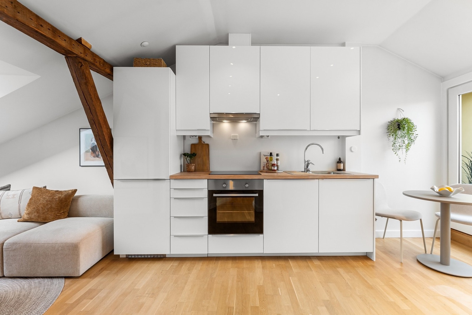 Mellom stue og uteplass finnes et moderne kjøkken i høyglans og med benkeplate i massivt tre. Galleribilde