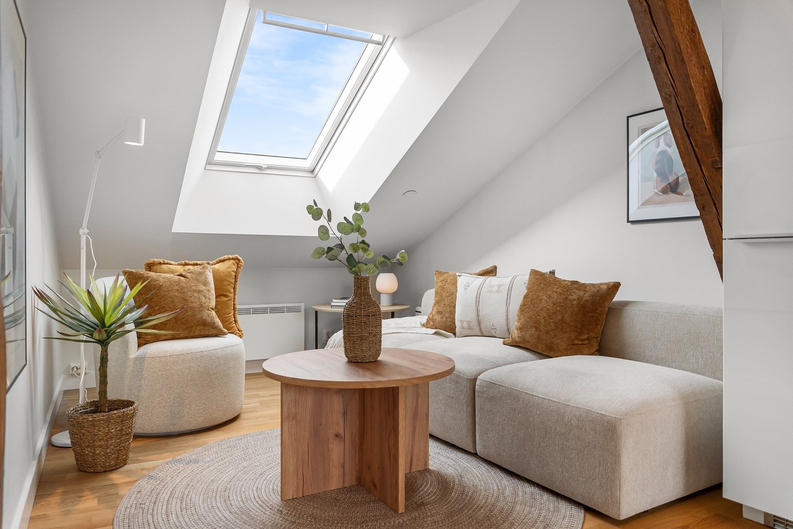 Loftet ble omgjort til leiligheter i 2016 og dette er en av totalt to leiligheter i denne etasjen. Galleribilde