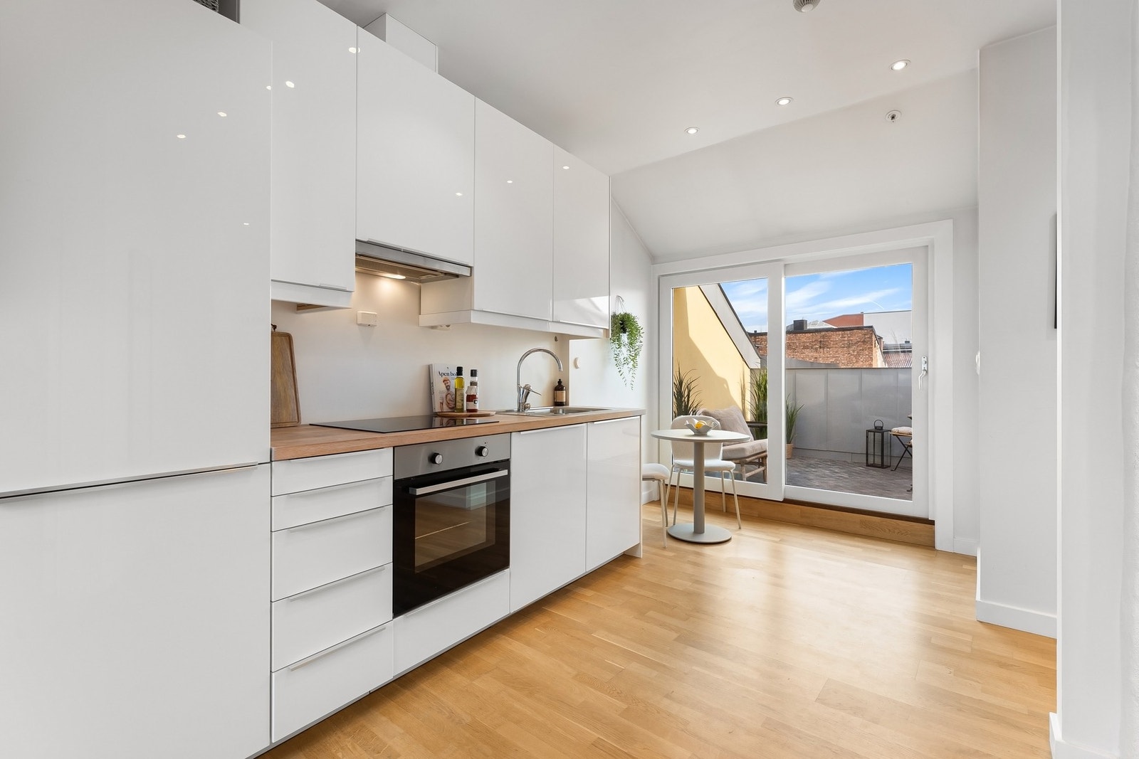 Gulvene er gjennomgående belagt med trestavs eikeparkett, som gir et helhetlig inntrykk. Galleribilde