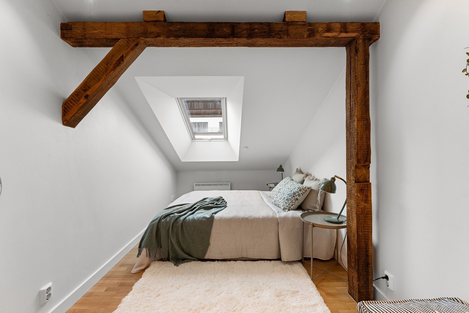 Begge soverommene er av god størrelse, med plass til seng og oppbevaring. Galleribilde