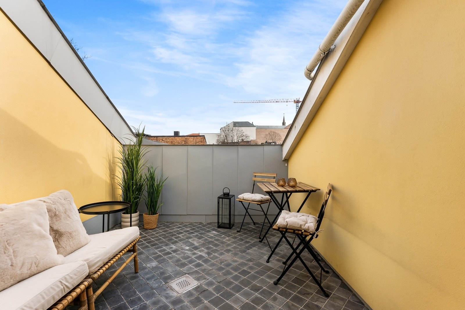 Balkongen har dekke av skiferfliser med underliggende varmekabler. Galleribilde