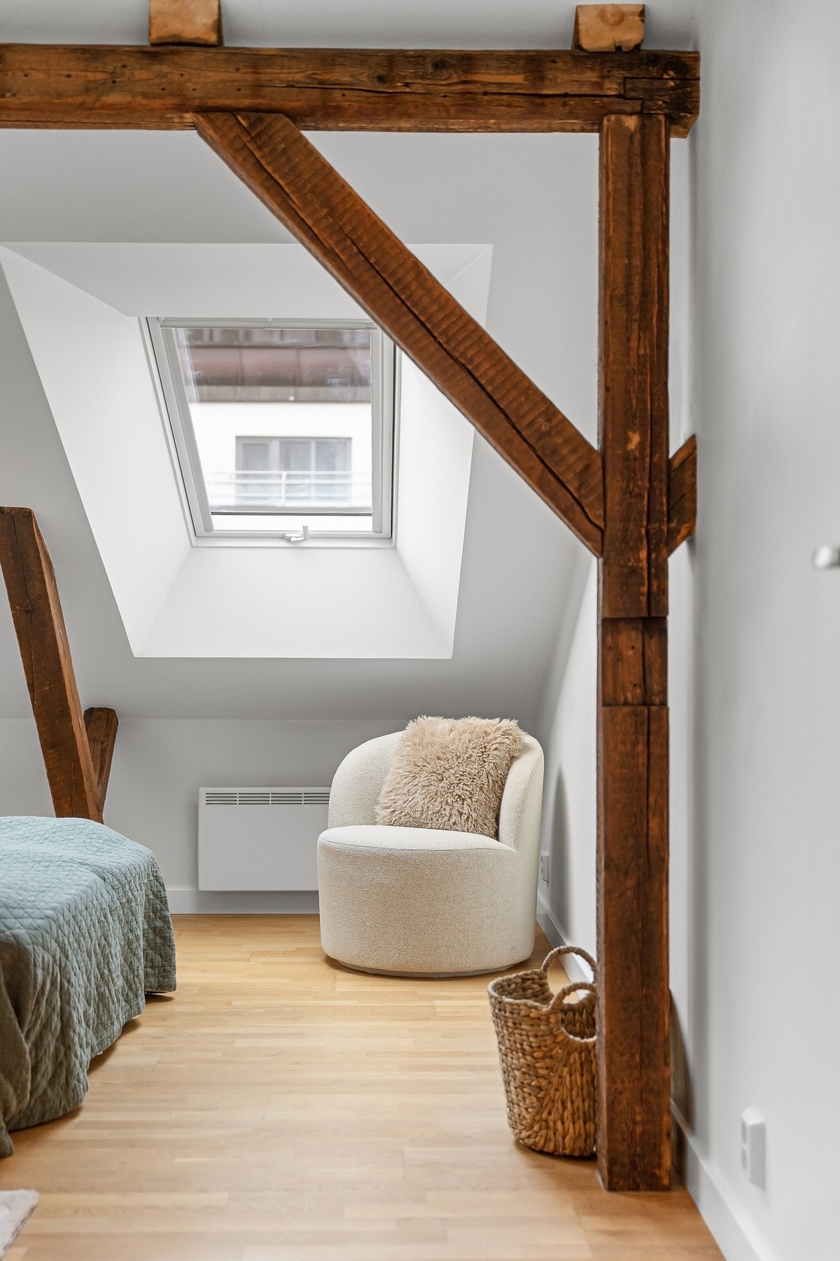 Spennende himlingshøyder og synlige trebjelker setter et stemningsfullt preg. Galleribilde