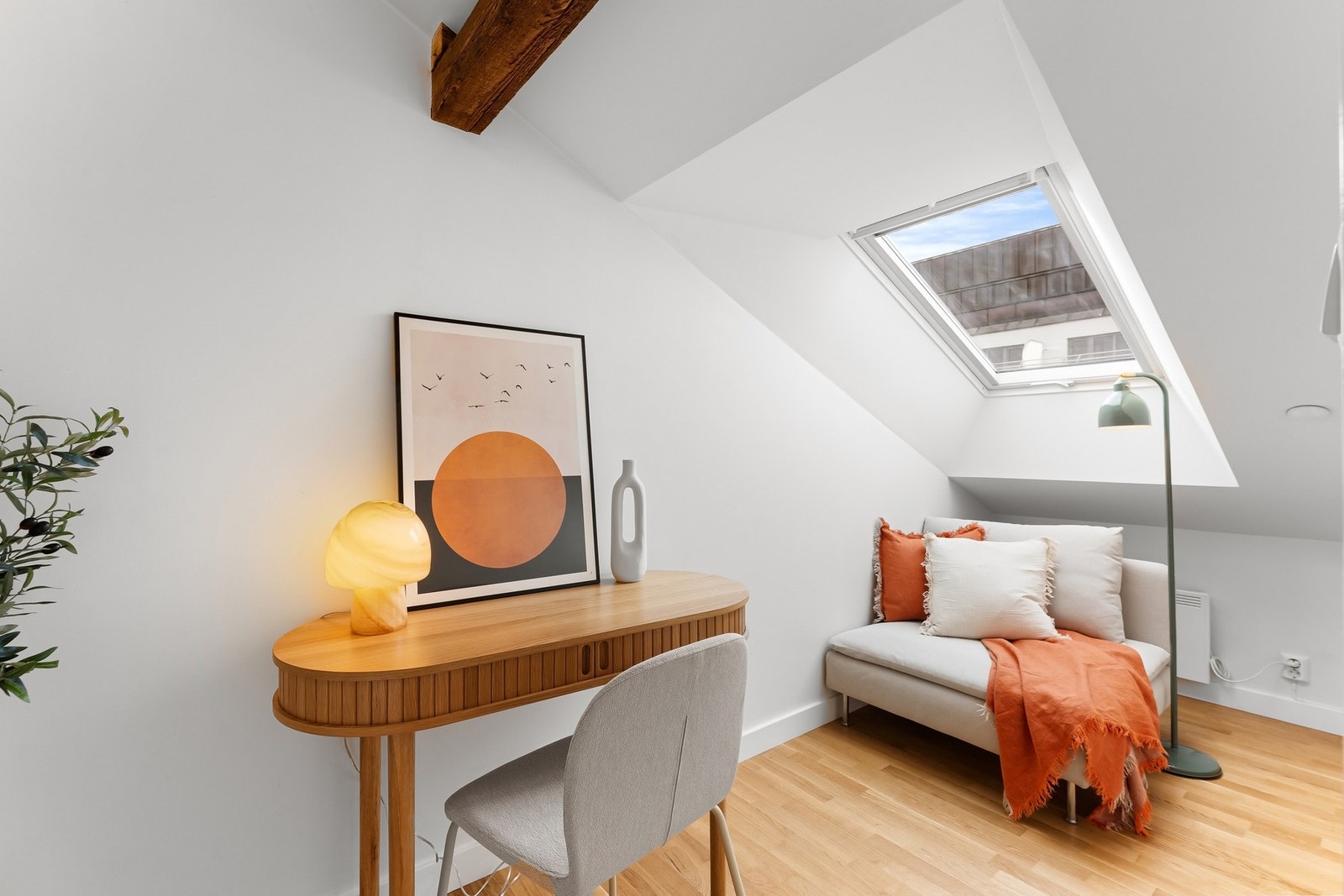 I tillegg har leiligheten et praktisk kontorrom. Skilleveggen mot dette rommet kan fjernes for å skape enda mer åpenhet i stuen dersom ønskelig. Galleribilde