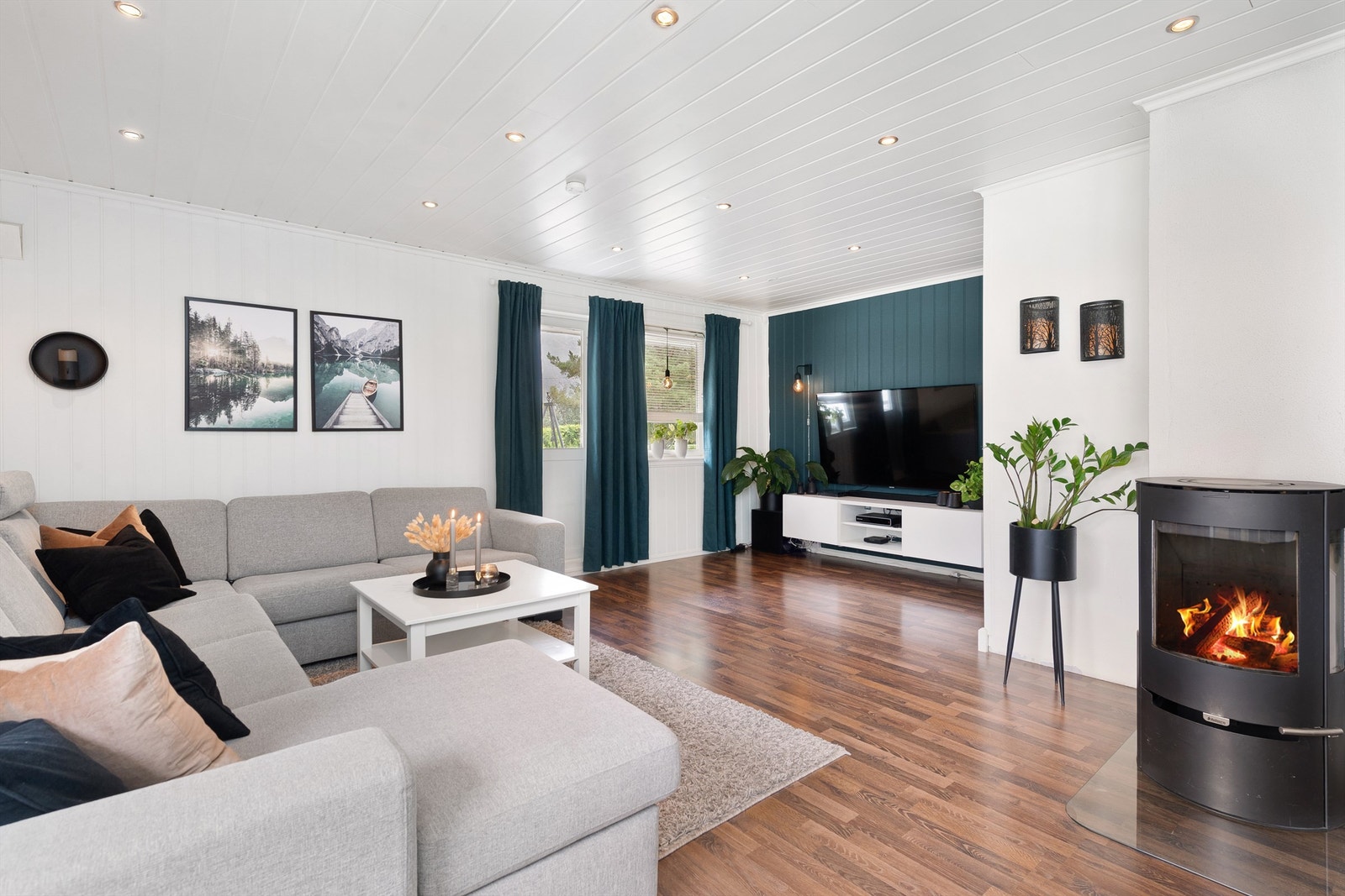 Fra stua er det utgang til veranda. Foto: Espen A. Istad / STUDIO ISTAD Galleribilde