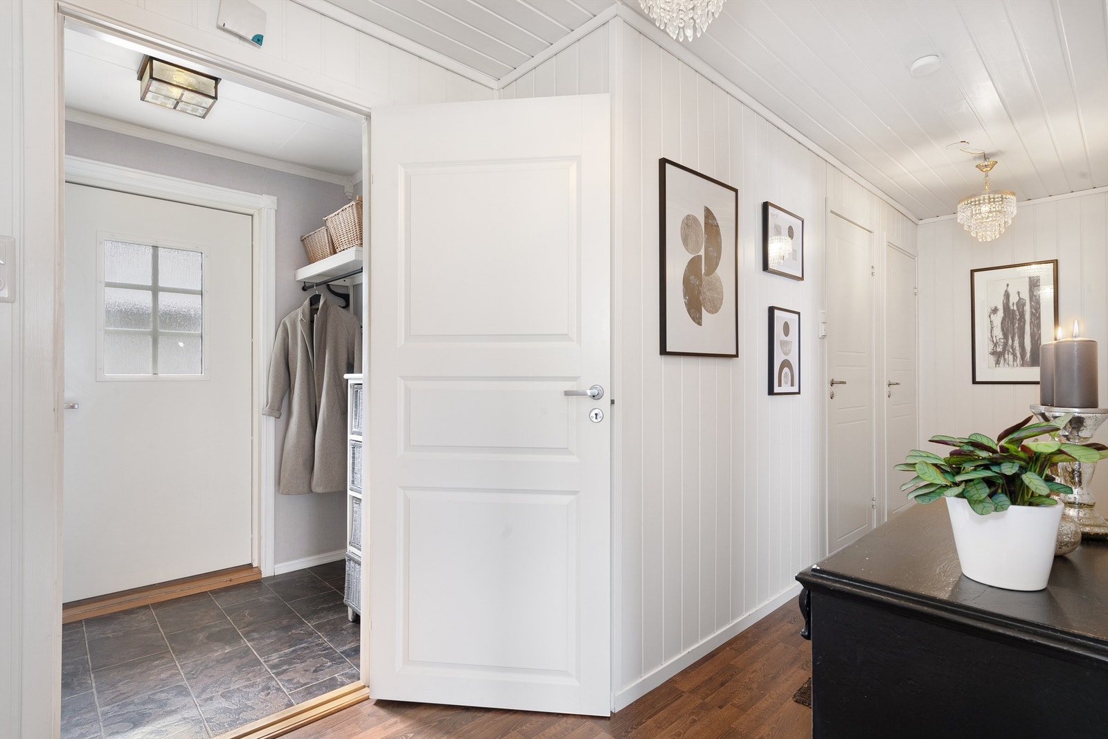 Vindfang og gang er holdt i lyse farger. Foto: Espen A. Istad / STUDIO ISTAD Galleribilde