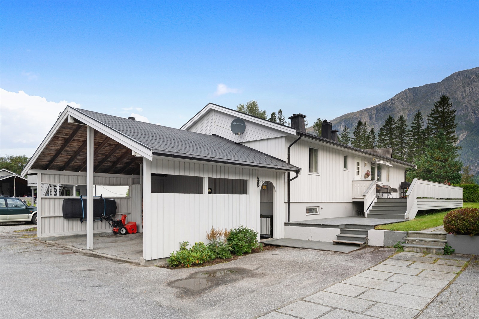 Det er oppført carport med to biloppstillngsplasser. Foto: Espen A. Istad / STUDIO ISTAD Galleribilde