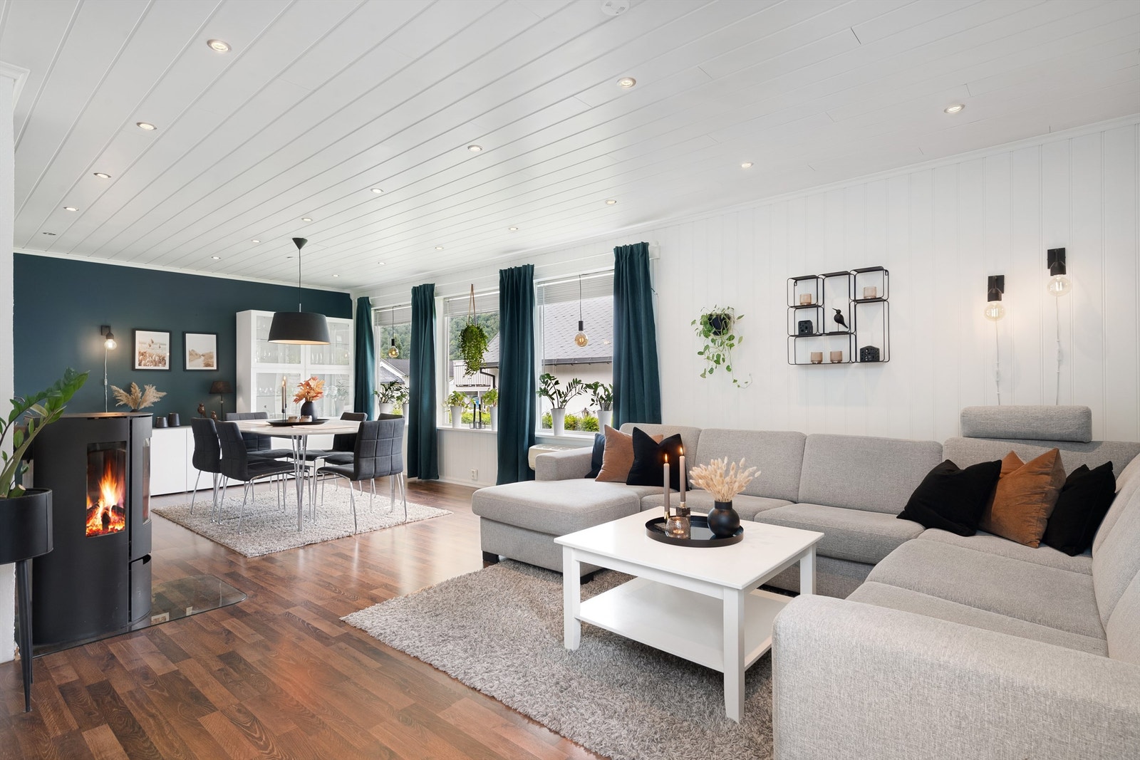 Stua har plass til både sofagruppe og spisebord. Foto: Espen A. Istad / STUDIO ISTAD Galleribilde