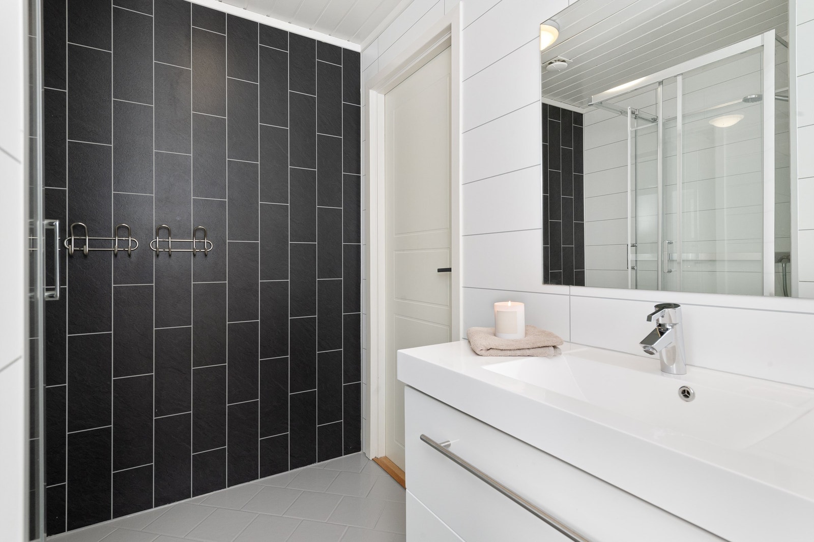 Badet har innredning med heldekkende servantplate og speil over. Foto: Espen A. Istad / STUDIO ISTAD Galleribilde