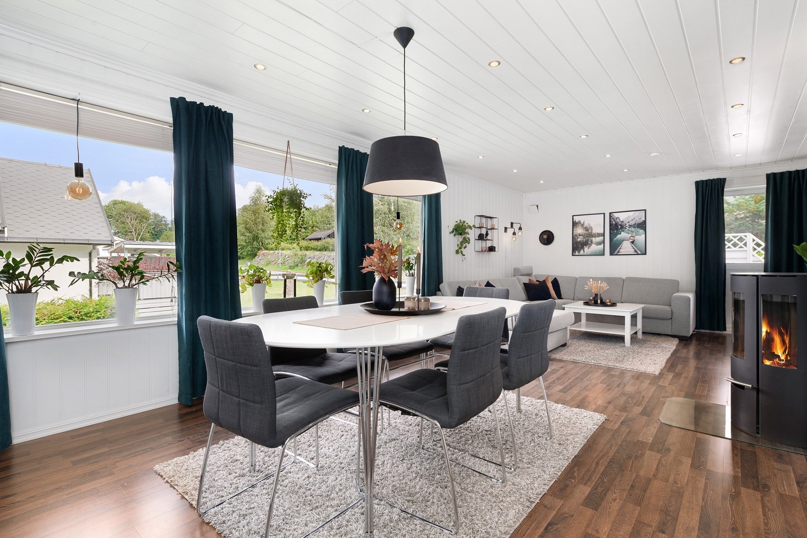 Store vindusflater slipper lyset inn. Foto: Espen A. Istad / STUDIO ISTAD Galleribilde