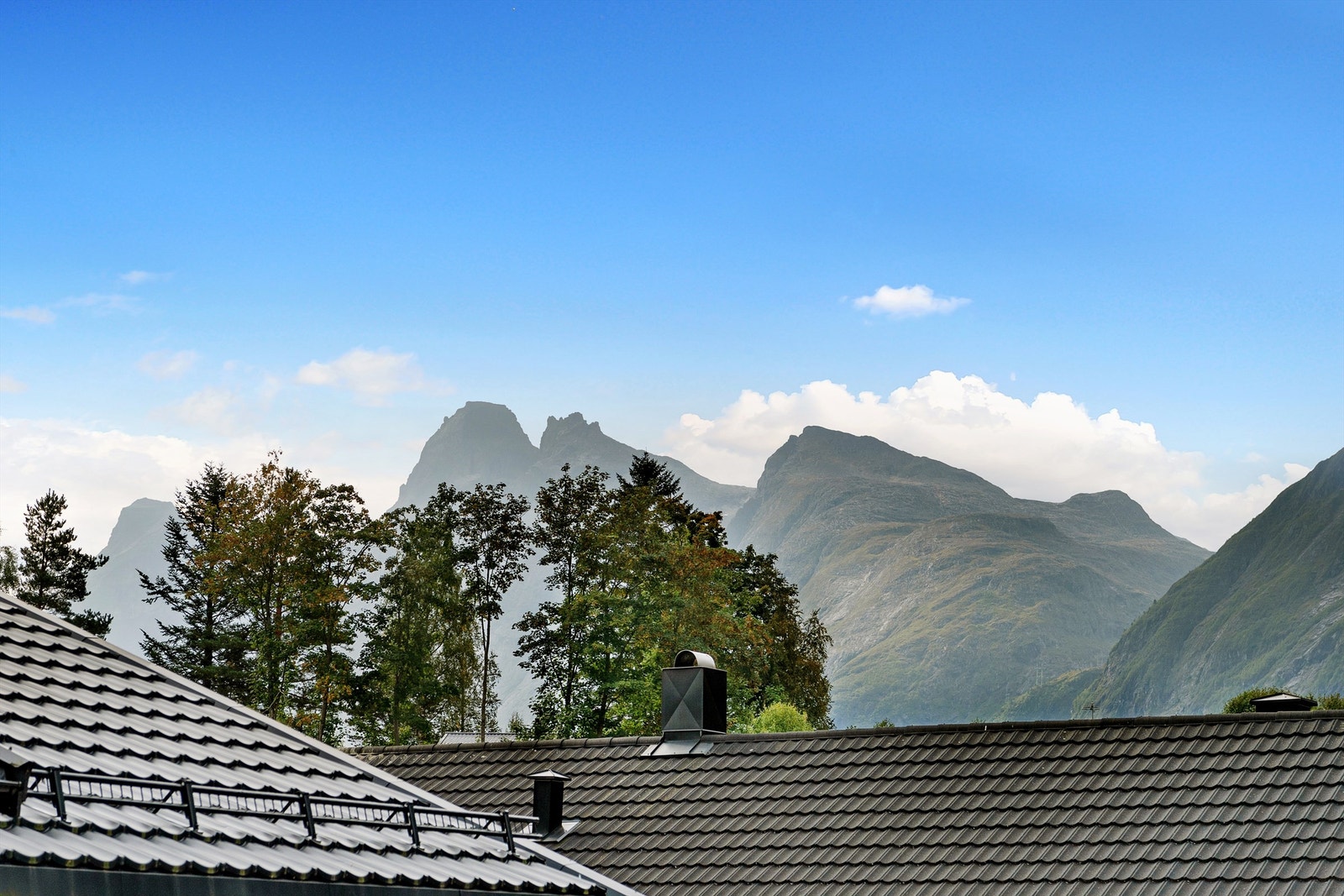 Det er flott utsikt mot Kongen og Dronninga. Foto: Espen A. Istad / STUDIO ISTAD Galleribilde