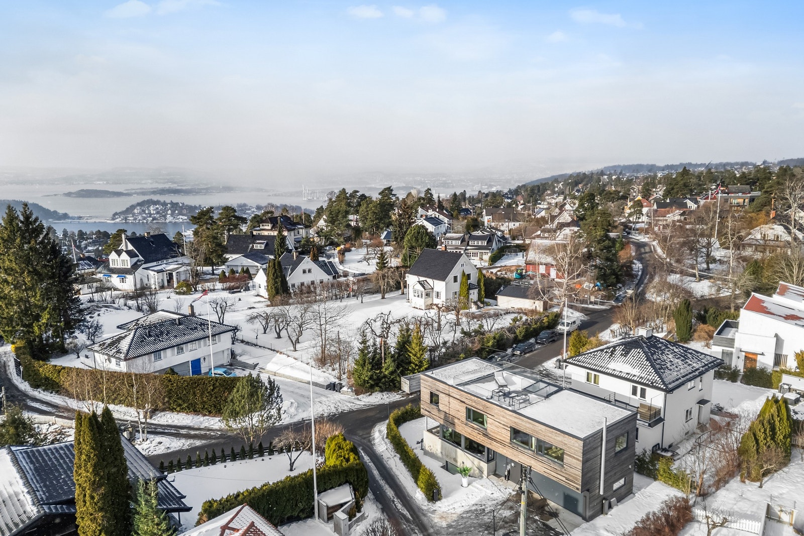 Boligen har flere uteplasser, inkludert en nydelig takterrasse med utsikt mot Oslofjorden, samt en hage som gir gode muligheter for utendørs aktiviteter. Galleribilde