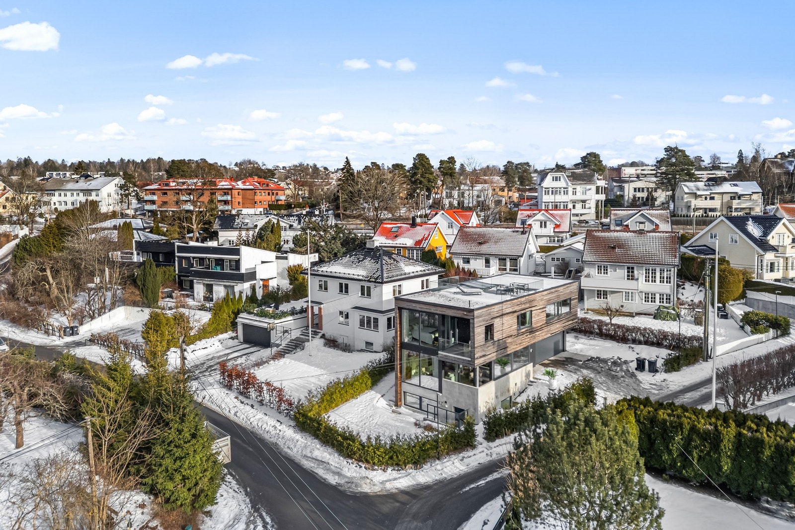 Boligen ligger i et meget attraktivt og veletablert boligområde på Nordstrand i Oslo. Galleribilde