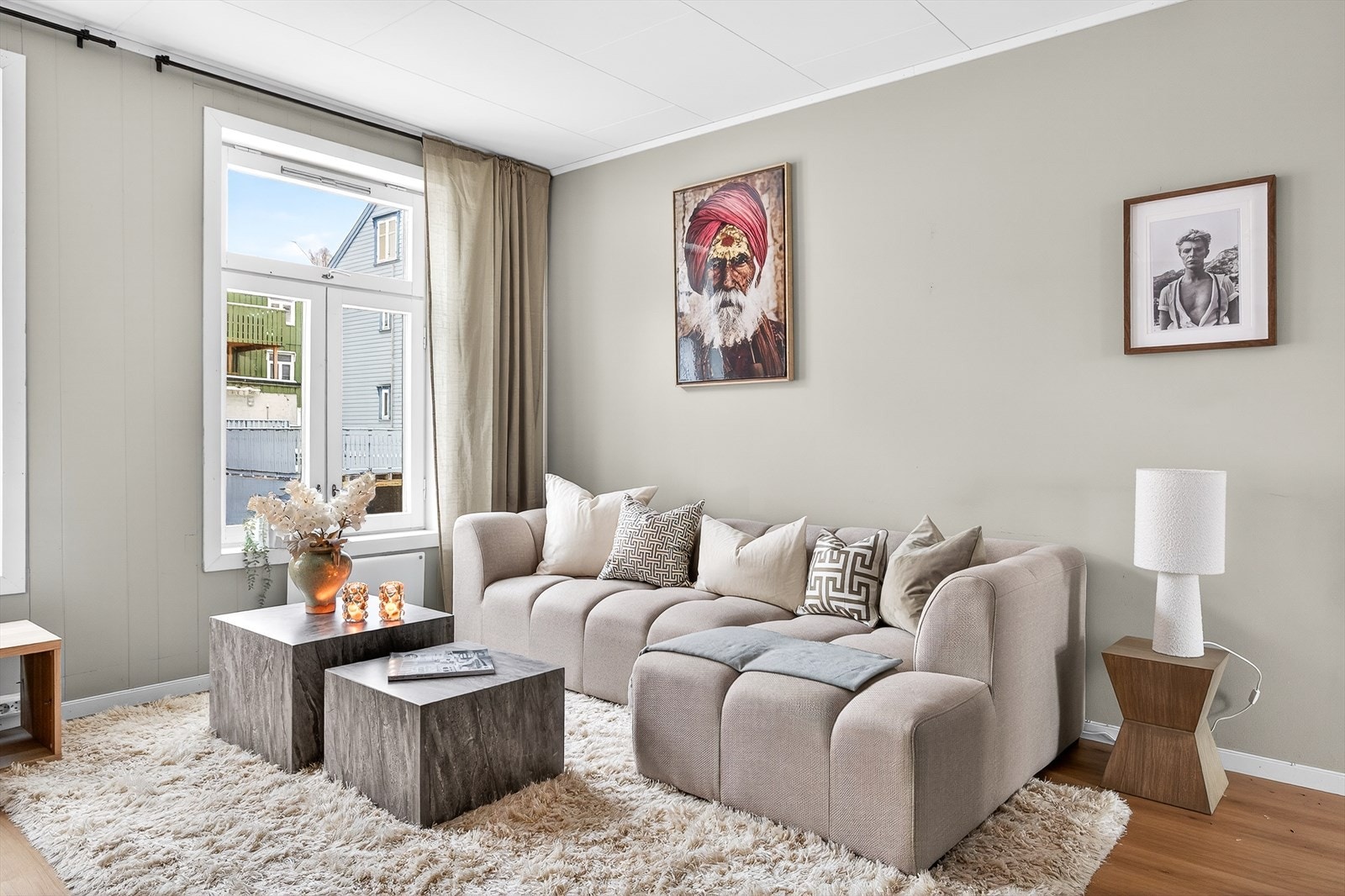 En flott selveierleilighet midt i hjertet av Møllenberg. Store vinduer med herlig lysinnslipp og smart planløsning gir luftige oppholdsrom! Galleribilde