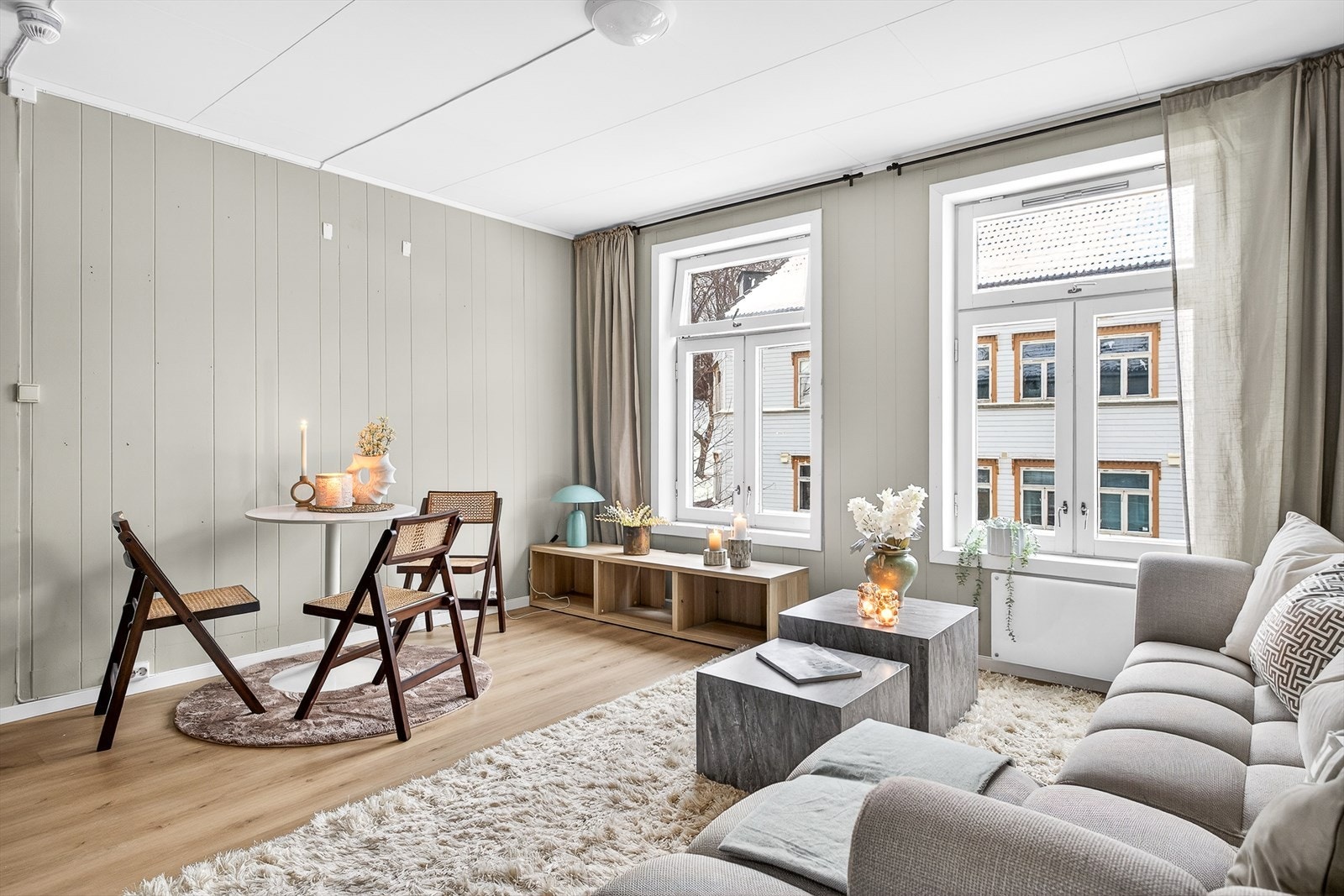 Leiligheten ligger i byggets 2. etasje og fremstår pent vedlikeholdt. Galleribilde