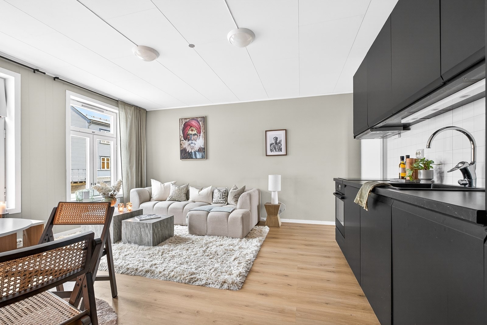 Stuen og kjøkkenet er i åpen løsning på gode 20m² Galleribilde