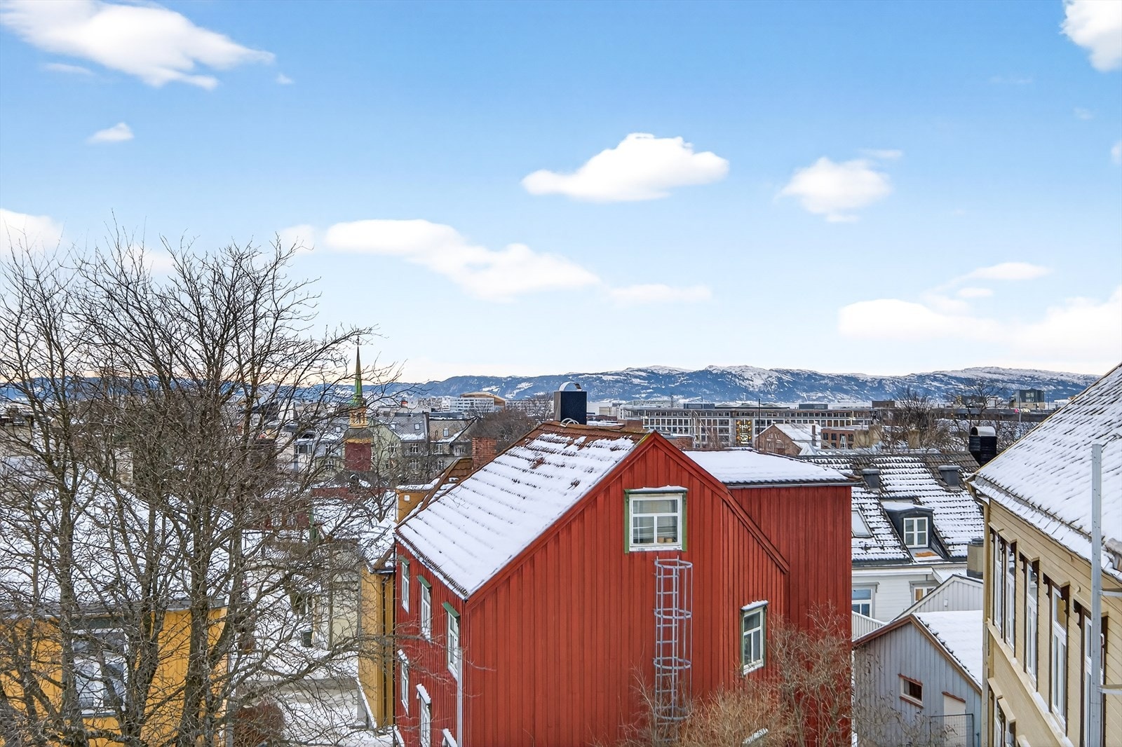 Også her er det meget flott utsikt. Solsiden nås med få minutters gange fra leiligheten. Her er det alt fra kjøpesenter til restauranter og yrende uteliv Galleribilde