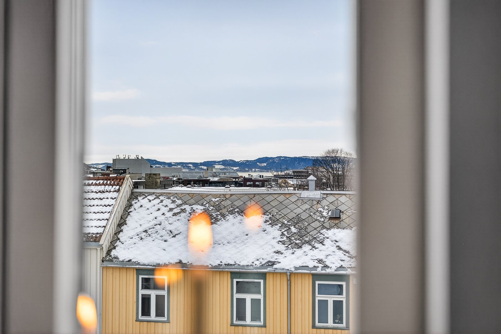 Soverommene er vendt mot nordvest som gir utsikt over byen og sjøen! Galleribilde