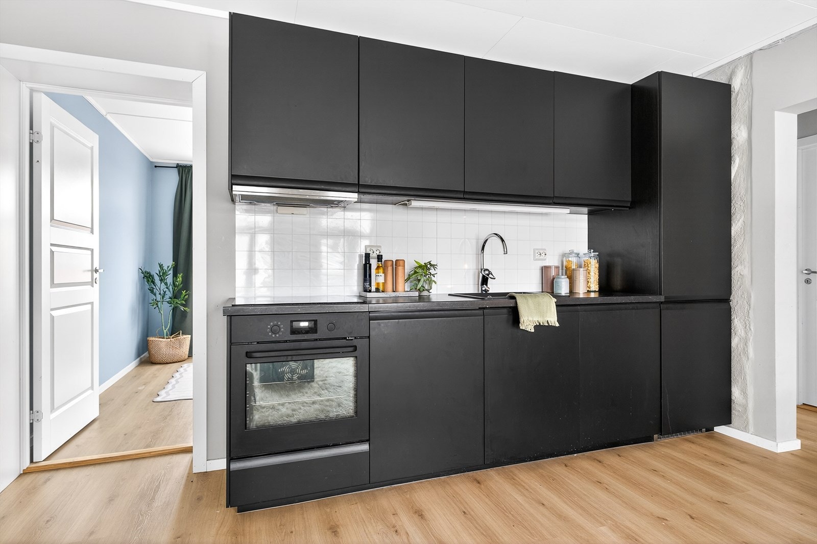 Her er det integrerte hvitevarer og matt svarte fronter. Galleribilde