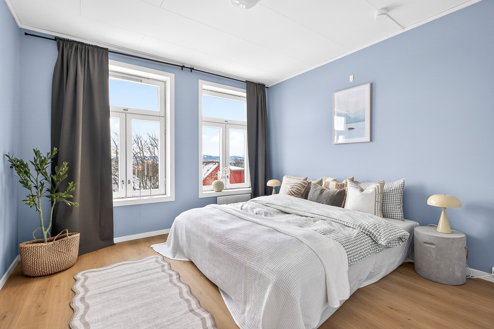 Leiligheten har to romslige soverom på hhv. 11,7 og 10,2m². Her vises det største rommet. Galleribilde