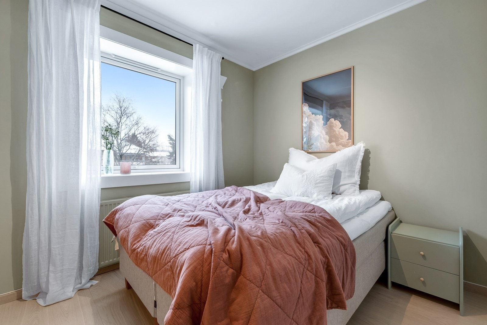 Det andre soverommet er også av god størrelse og kan fint benyttes som kontor eller barnerom. Galleribilde