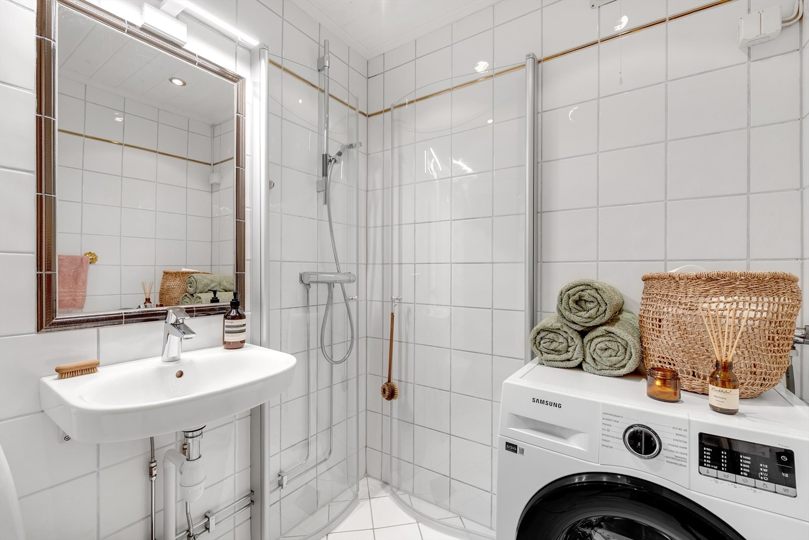 Her er det vannbåren gulvvarme, downlights i taket og opplegg for vaskemaskin. Galleribilde