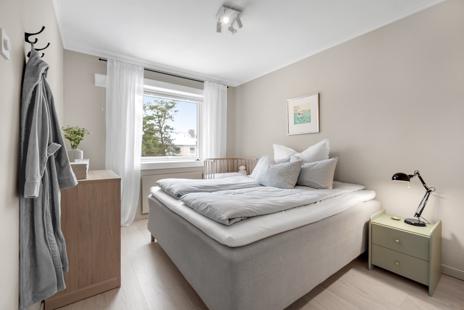 Rommet har god plass til både dobbeltseng, nattbord og garderobeløsning. Galleribilde