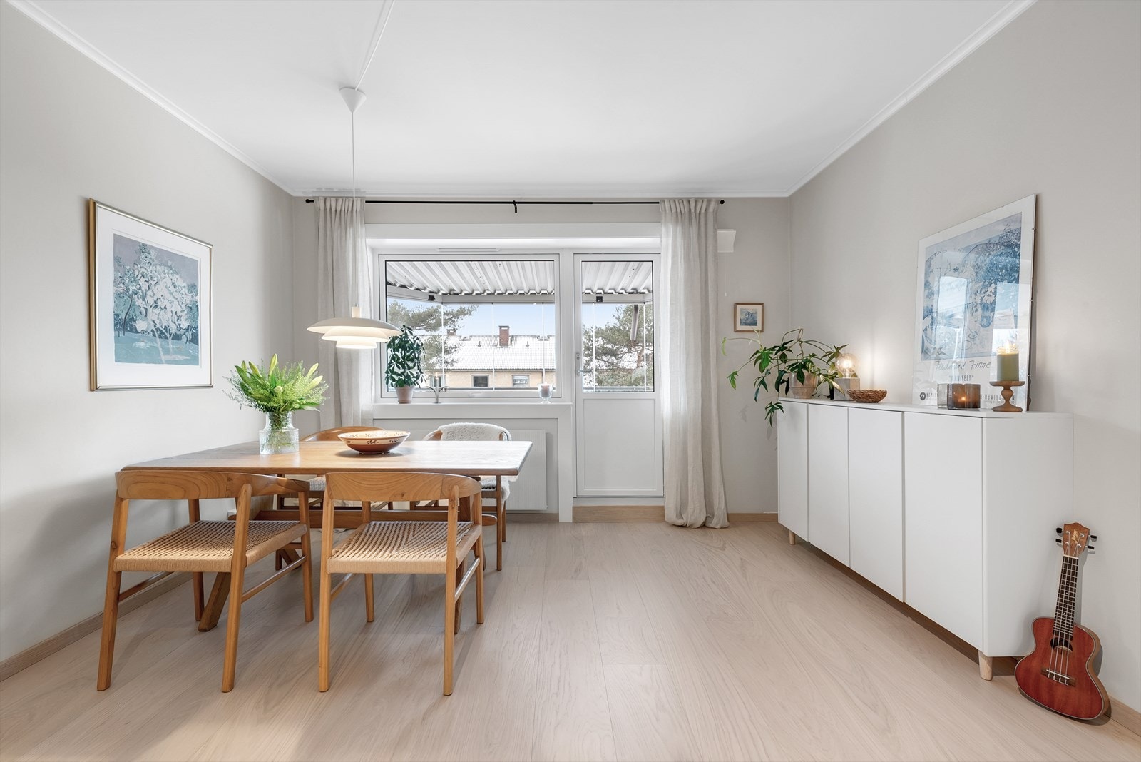 Gjennomgående 1-stavs hardwoodparkett gir et helhetlig og solid inntrykk i alle oppholdsrom. Galleribilde