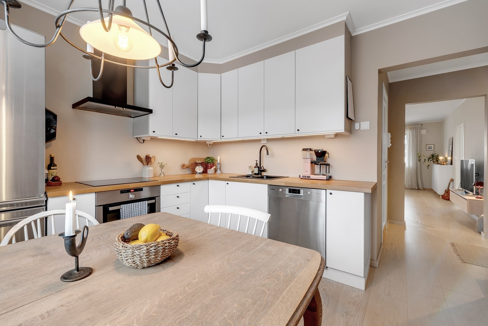 Kjøkkeninnredningen har slette fronter, laminat benkeplate og integrert stekeovn og koketopp. Galleribilde