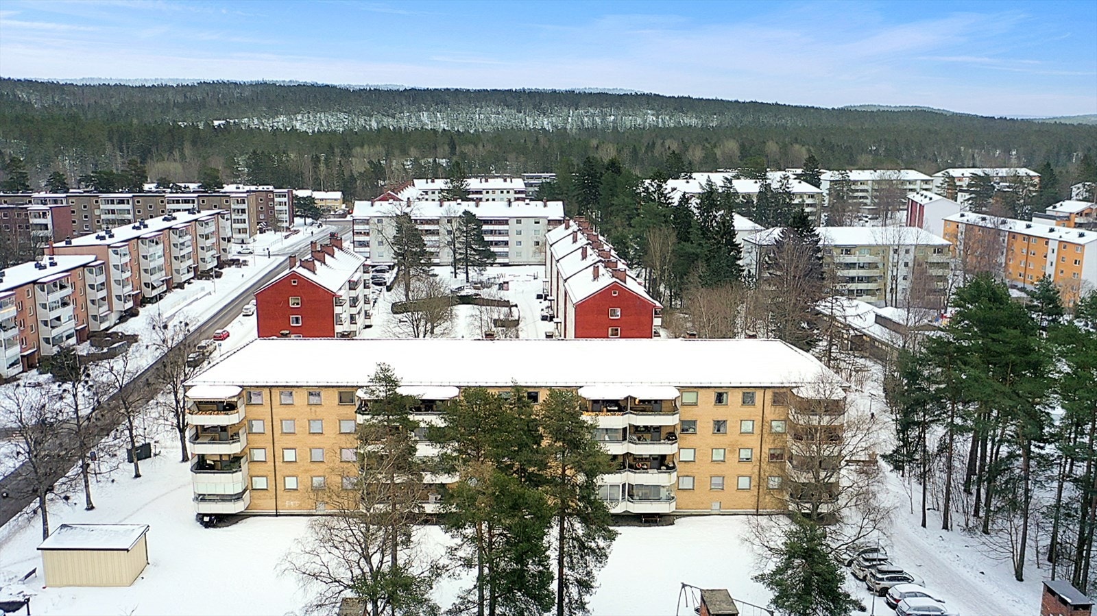 Leiligheten ligger i bygningens fjerde og øverste etasje, med nærhet til store grøntområder. Galleribilde