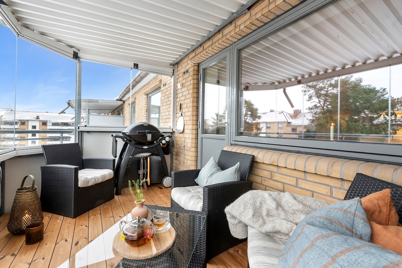 Den vestvendte, innglassede balkongen på 8,2 m² fungerer som en forlengelse av stuen. Galleribilde