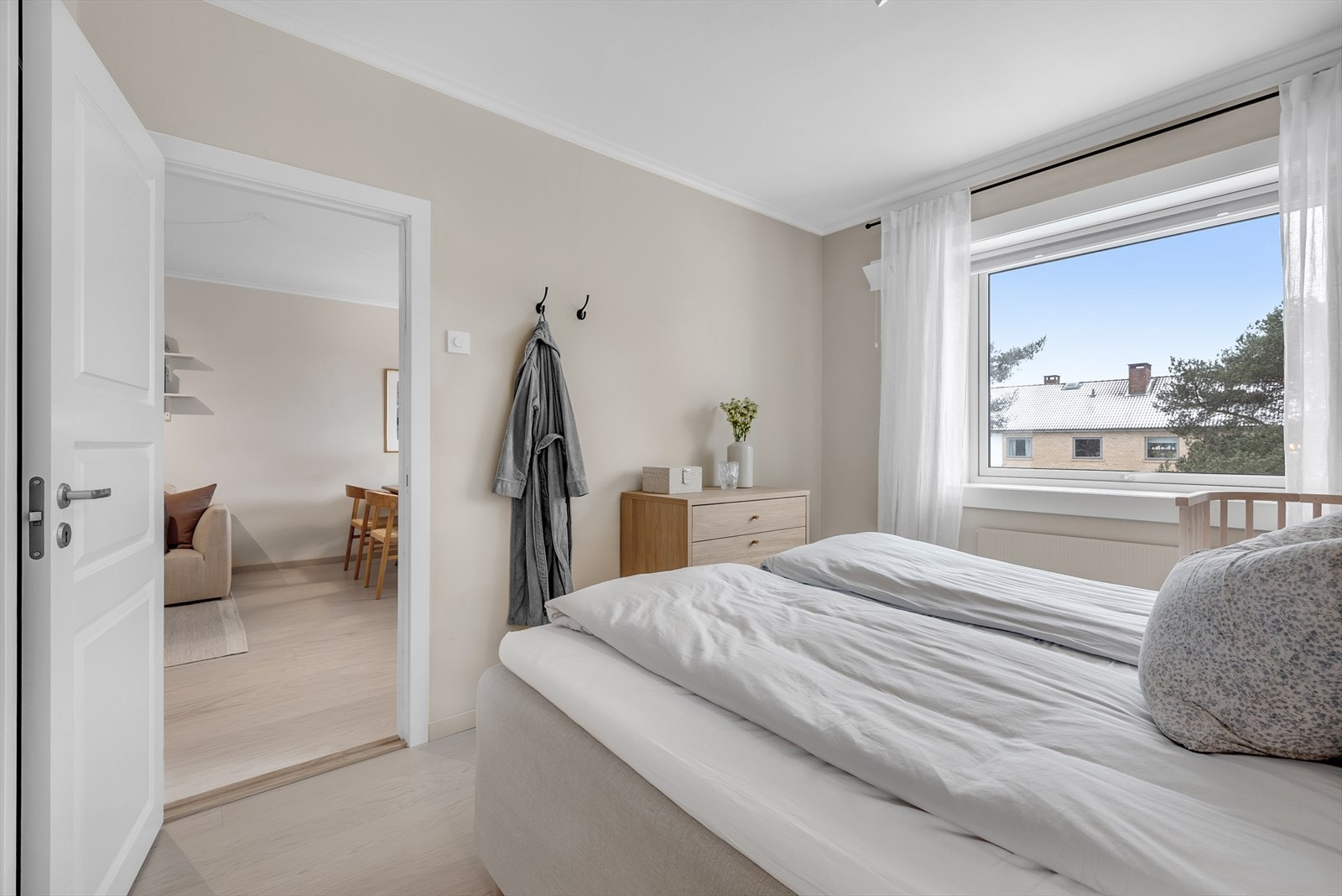 Hovedsoverommet har adkomst fra stuen og god plass til dobbeltseng. Galleribilde