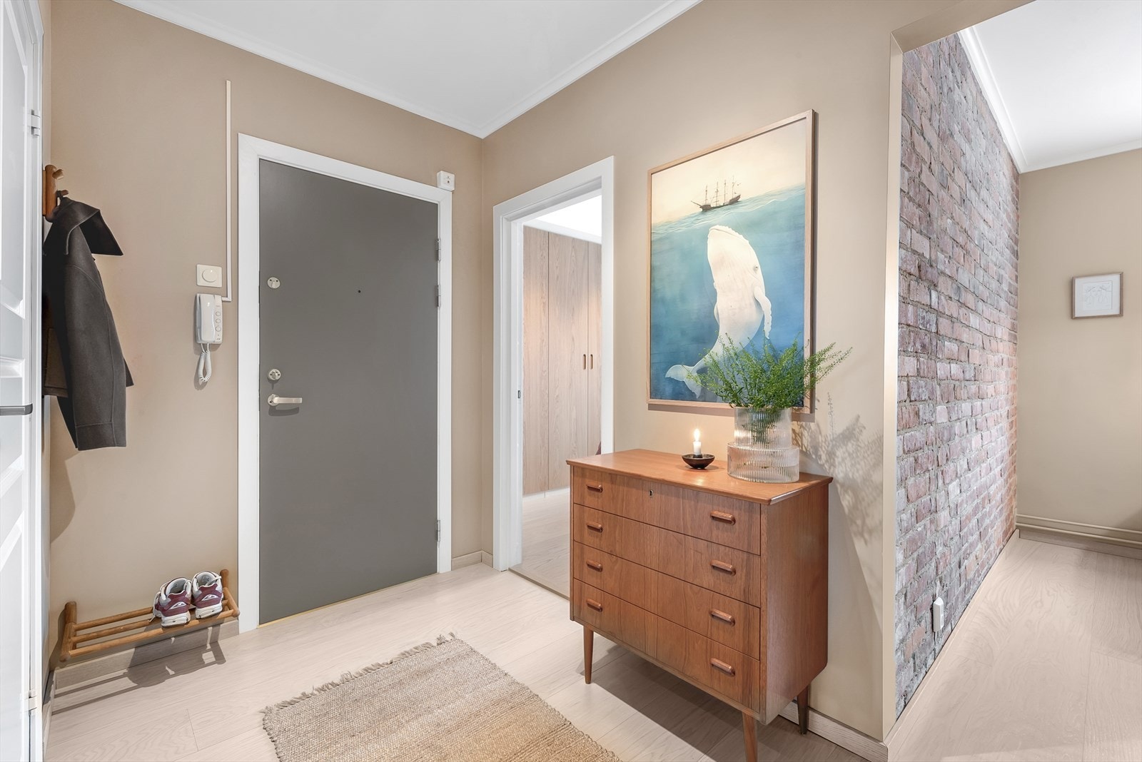 Innbydende entré malt i et delikat fargepalett. Galleribilde