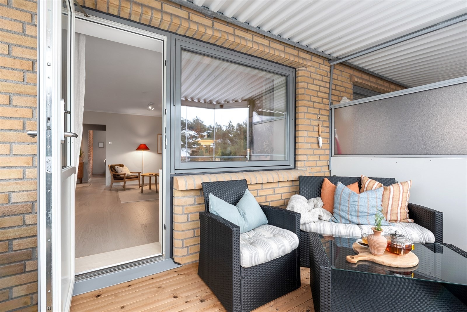 Balkongen har nytt varmbehandlet tregulv og ligger skjermet til. Galleribilde