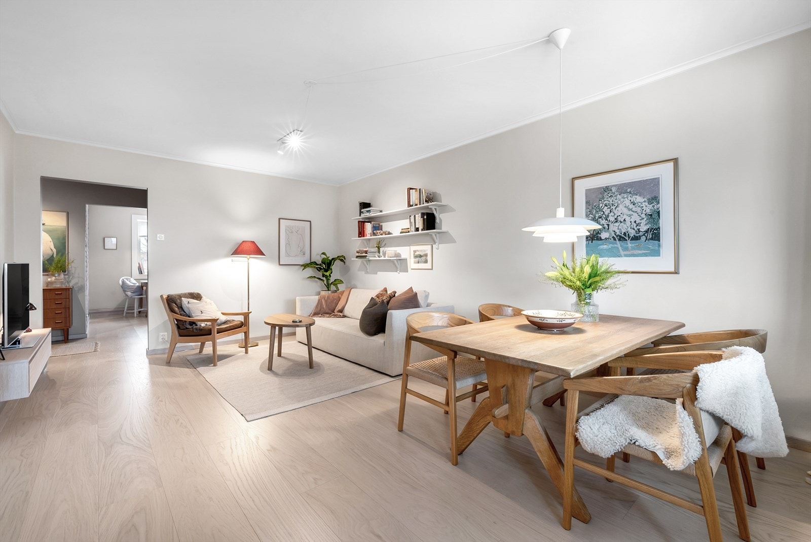 Stuen er et sentralt rom med god plass til både sofagruppe og spisebord. Galleribilde