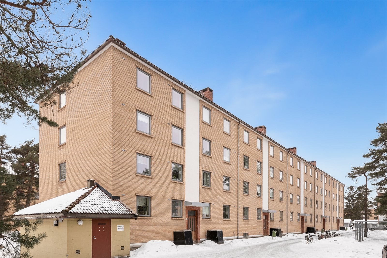 Bygningen er en lavblokk fra 1959 med fasader forblendet med teglstein. Galleribilde