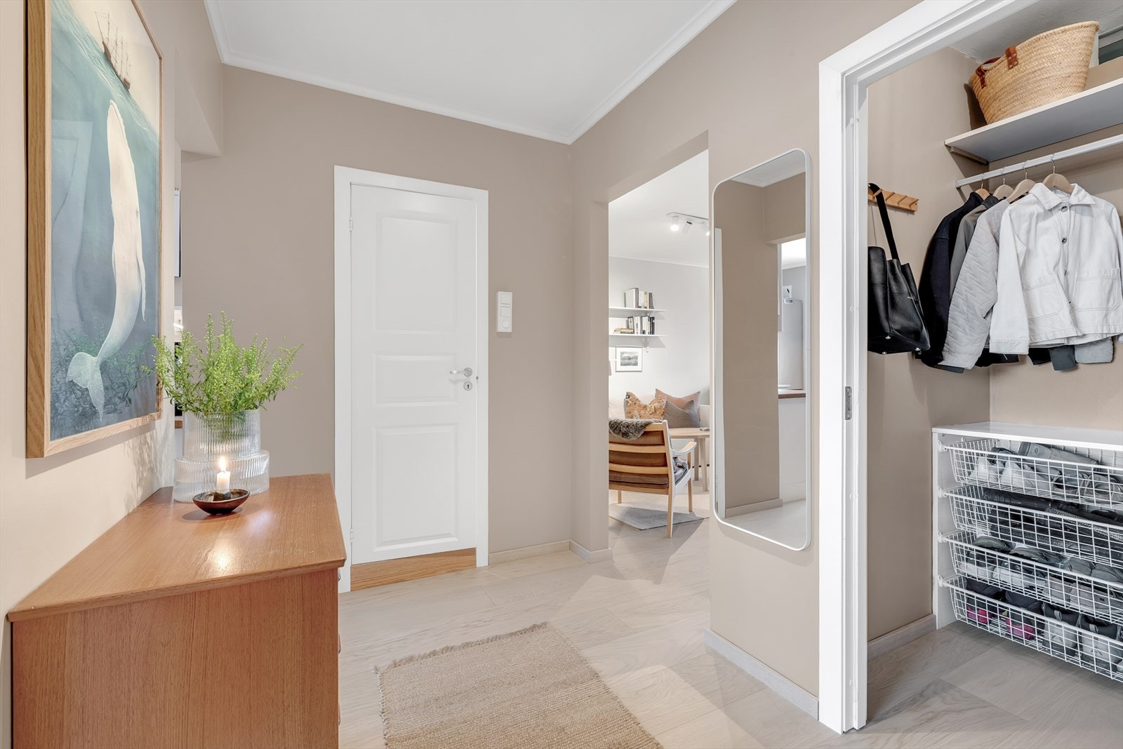 Fra entreen er det tilgang til en praktisk innvendig bod for ekstra lagring. Galleribilde