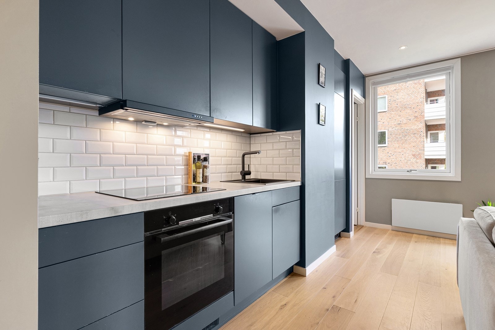 Tidsriktig kjøkken fra Epoq med glatte fronter og laminat benkeplate med nedfelt vaskekum. Galleribilde