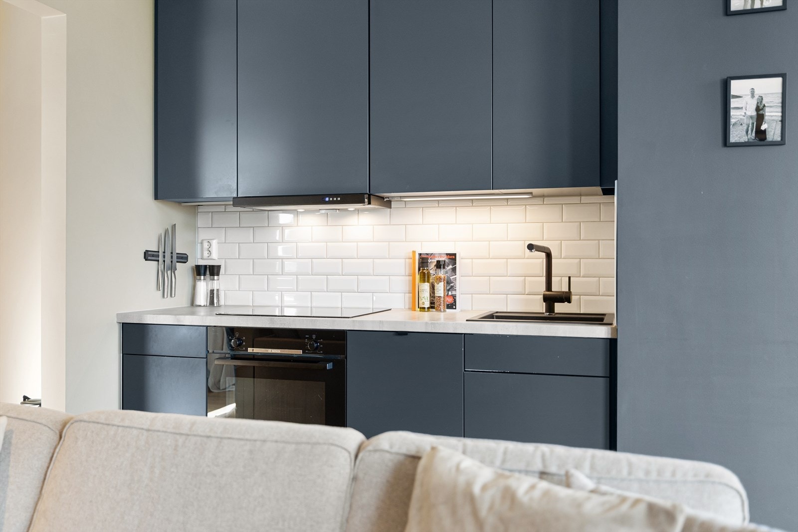 Kjøkkenet har integrerte hvitevarer med induksjonstopp, stekeovn, oppvaskmaskin og kjøl/fryseskap. Galleribilde