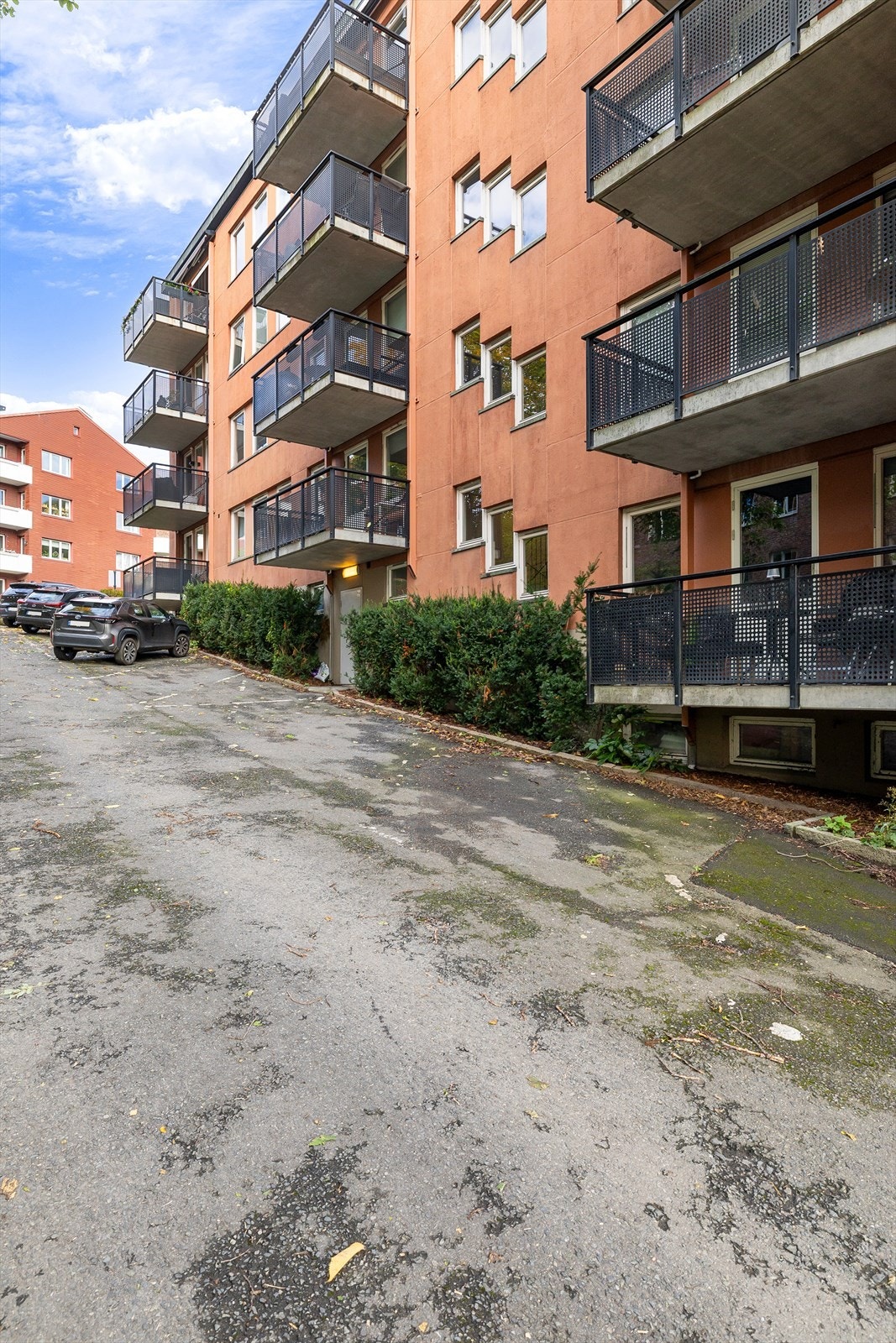 Leiligheten ligger sentralt til i en rolig gate på Skillebekk. Det medfølger parkeringsplass til leiligheten. Galleribilde