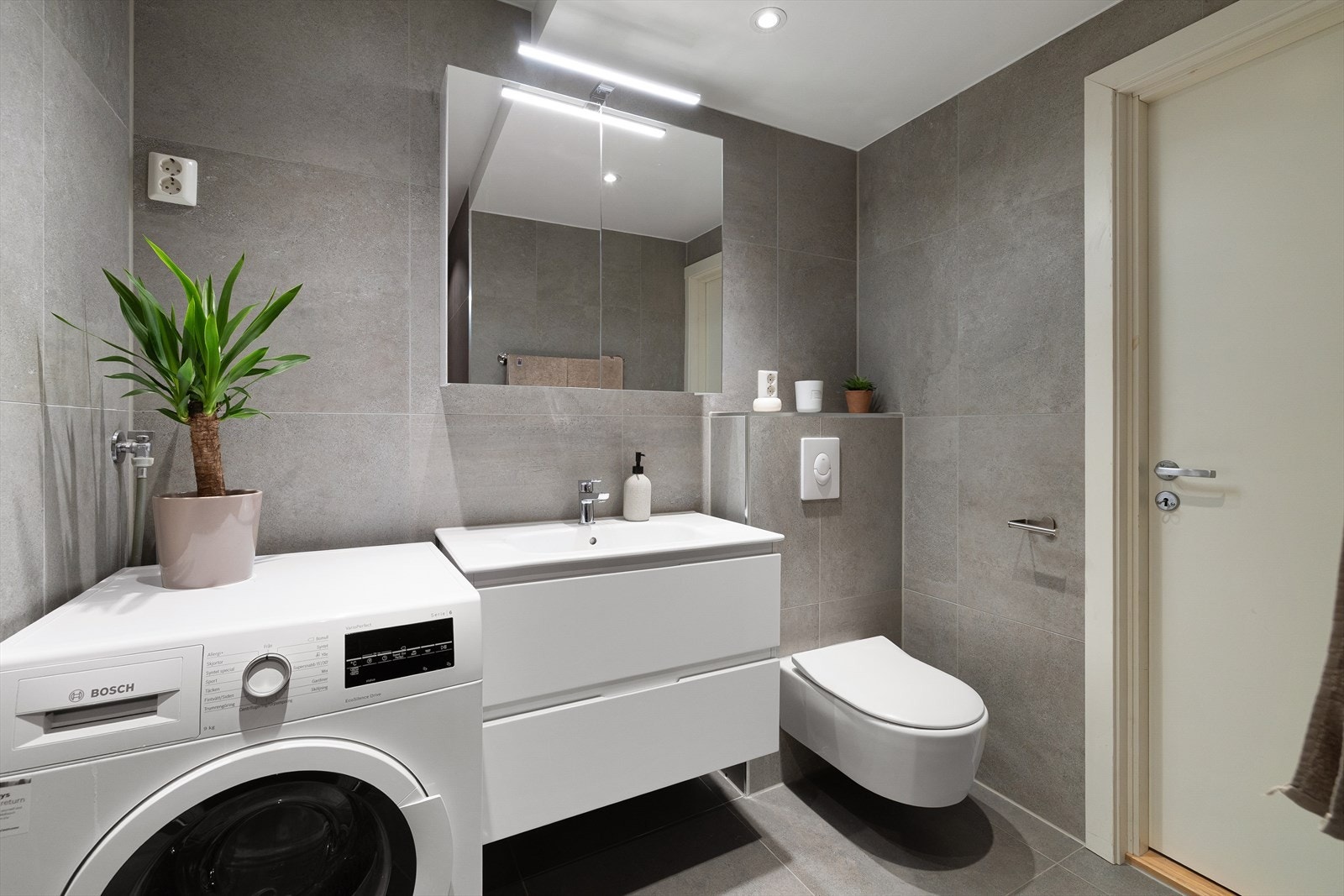 Opplegg for vaskesøyle med plass til vaskemaskin og tørketrommel. Galleribilde