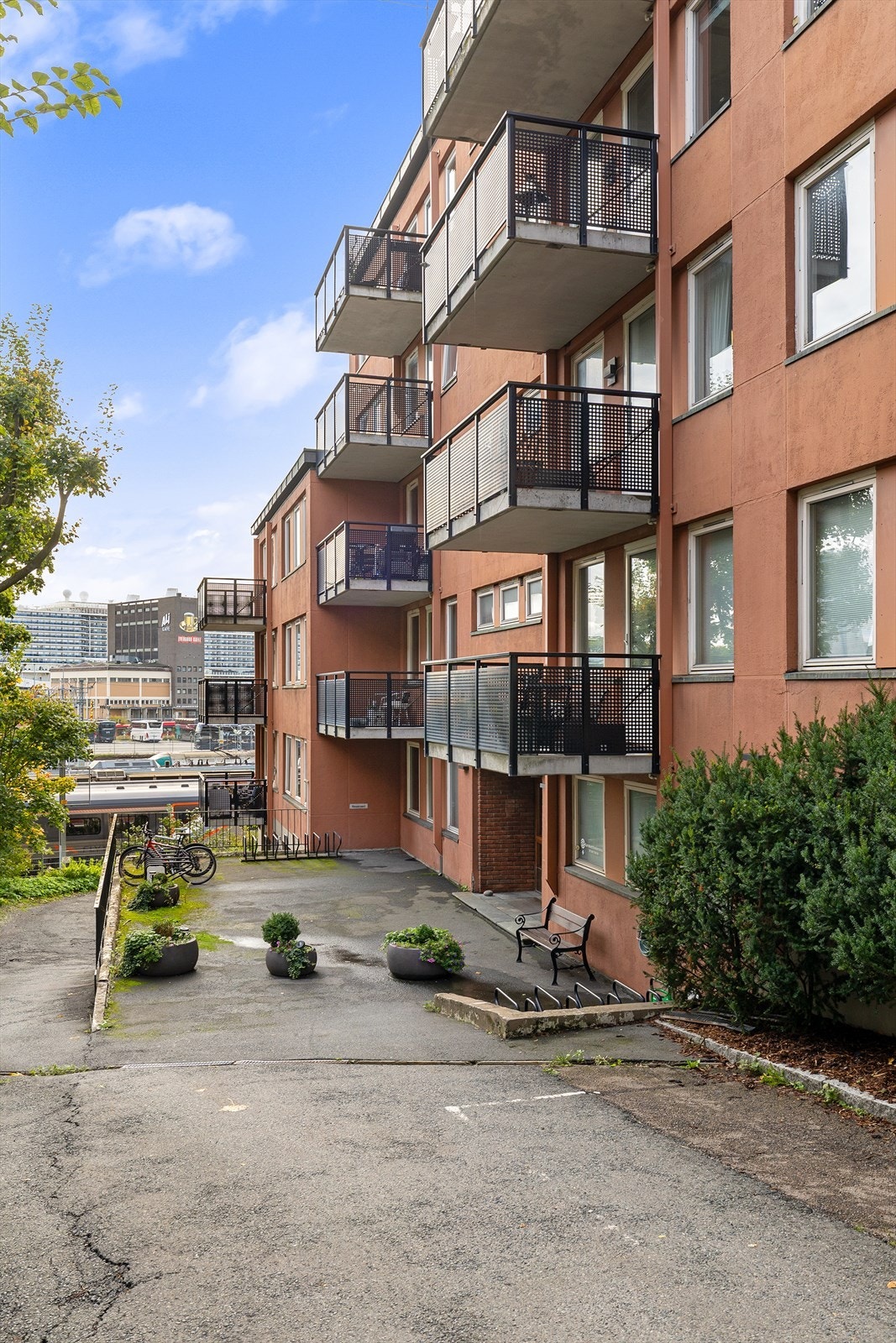 Fra leiligheten er det umiddelbar nærhet til noen av hovedstadens mest populære handlegater, kafeer, barer og restauranter. Galleribilde