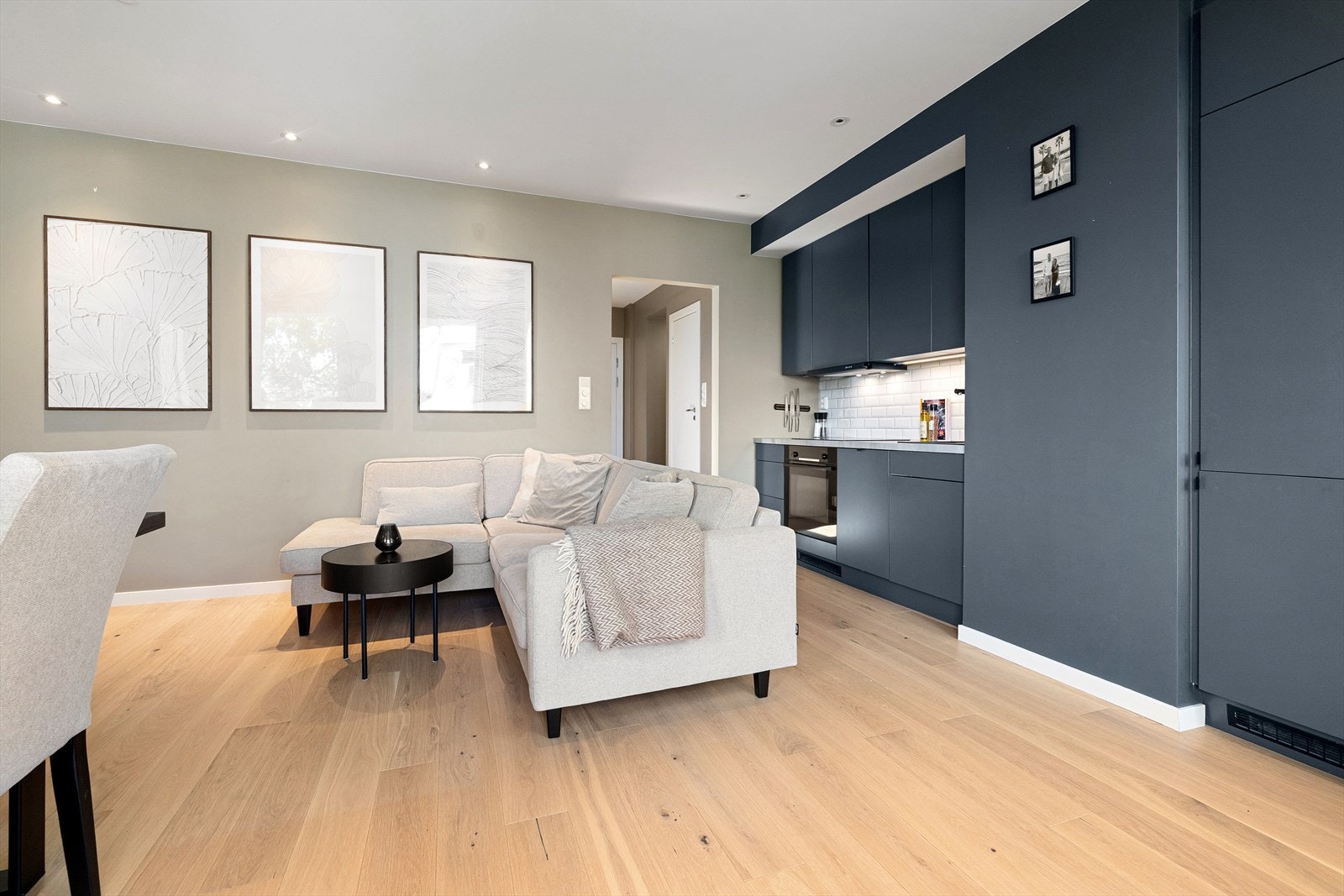 Leiligheten har en sosial planløsning med stue og kjøkken i åpen løsning. Galleribilde