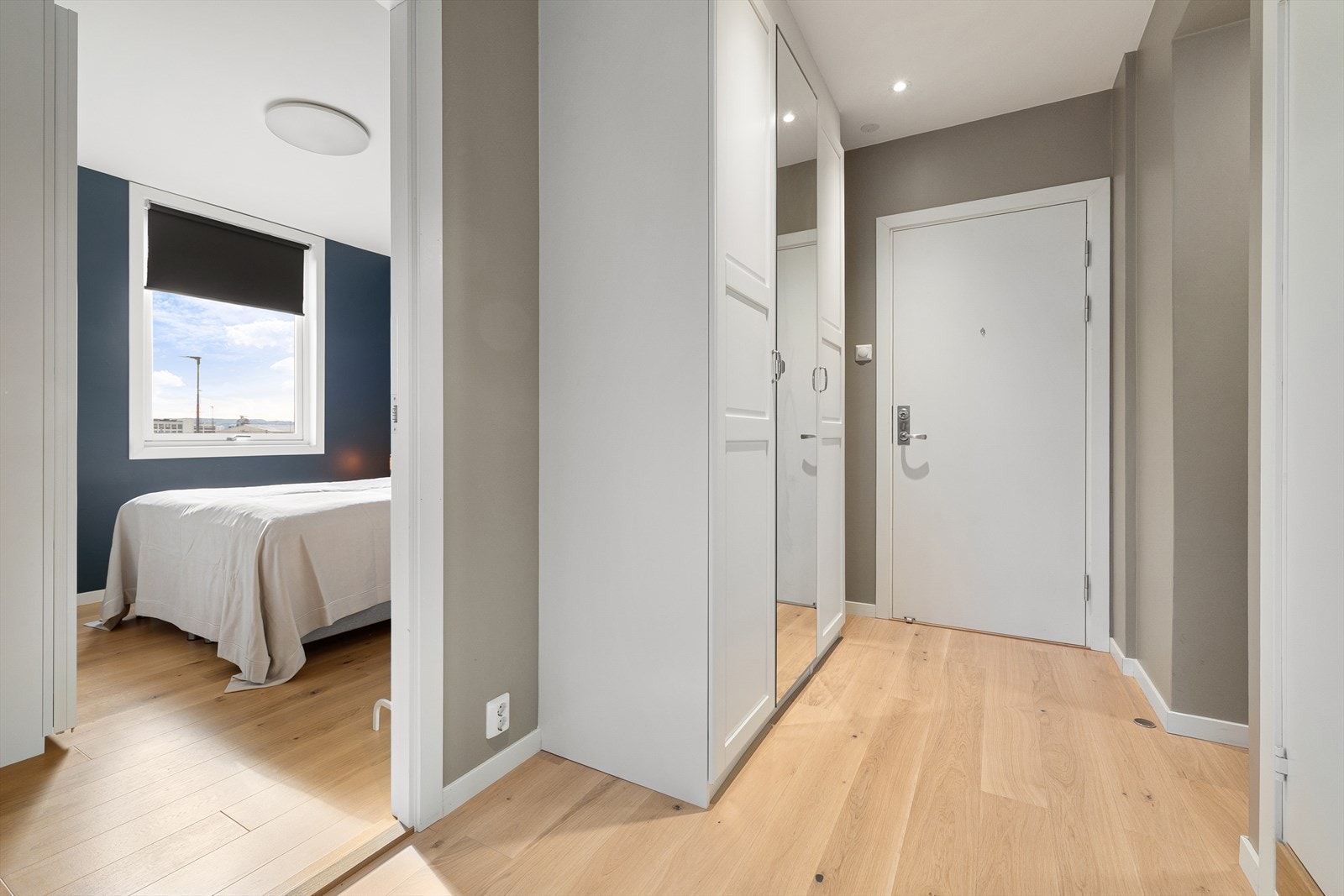 Innbydende entré med plass med god lagringsplass i lagringsnisje og medfølgende garderobeskap. Galleribilde