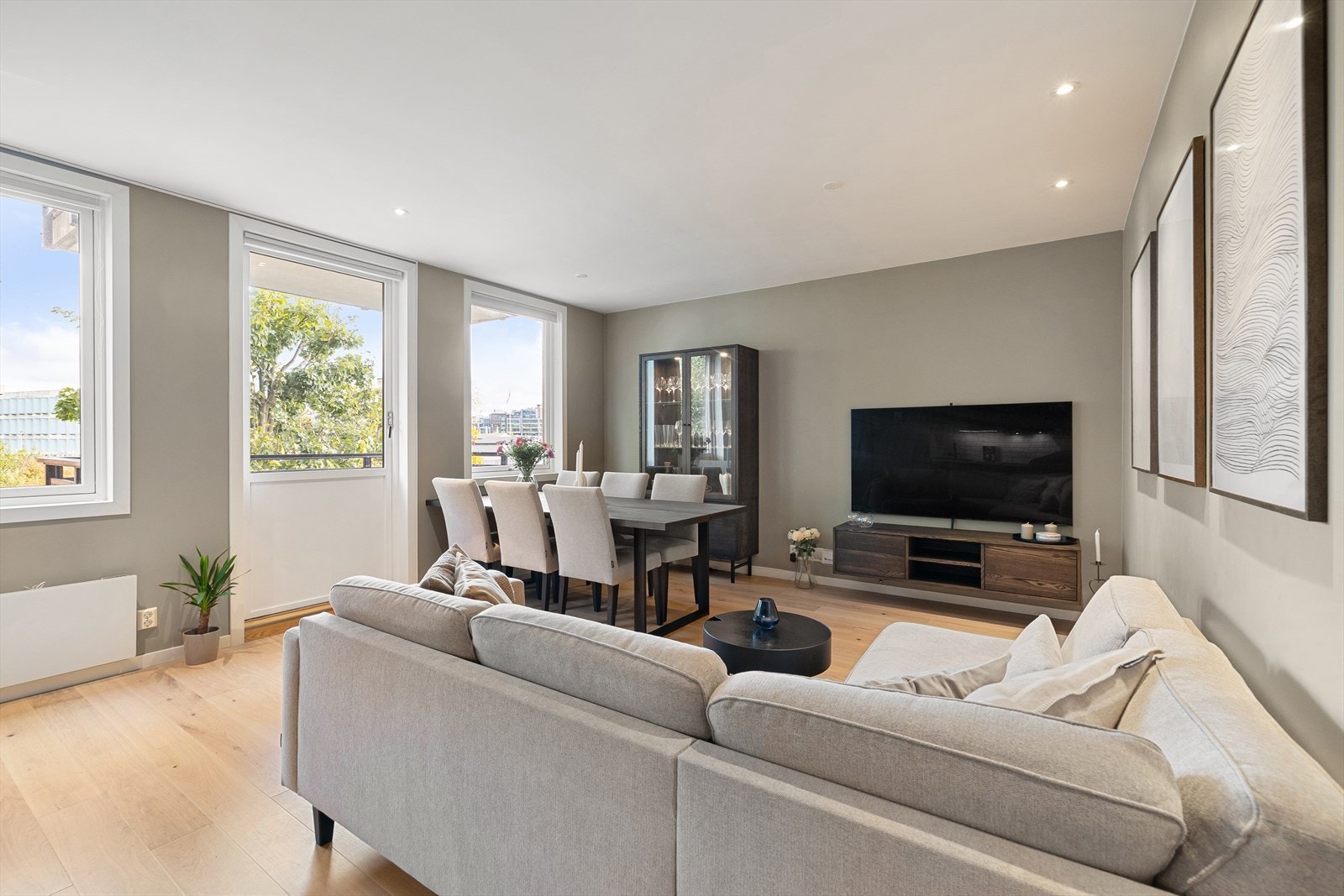 Her får du en lys og moderne hjørneleilighet med store vindusflater, god planløsning og luftige rom. Galleribilde