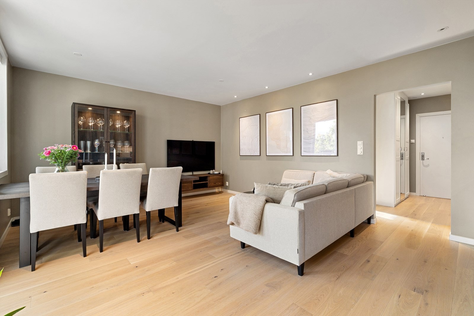 Romslig stue med plass til spisebord, sofagruppe og tilhørende møblement. Galleribilde