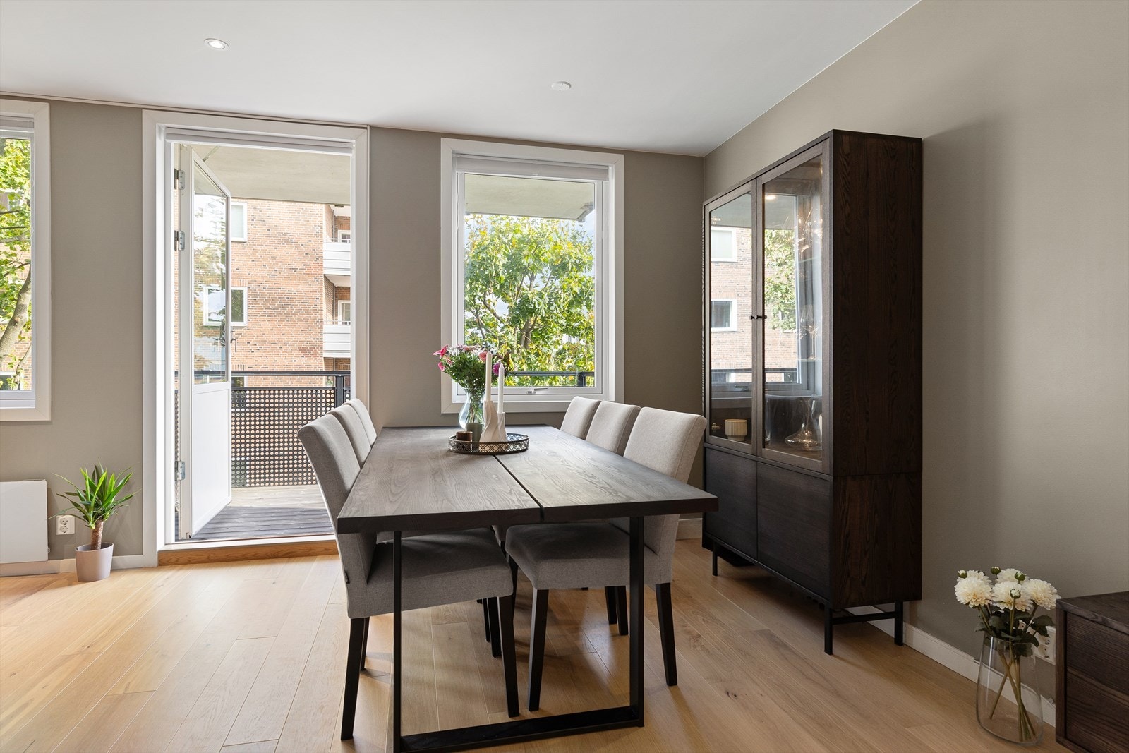 Leiligheten ble totalrenovert i 2020 og tilbyr et tidløst design med stilsikre farge- og materialvalg. Galleribilde